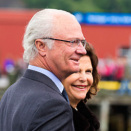 King Carl Gustaf and Queen Silvia walking in Harstad (Photo: David Sica, Fameflynet Sweden)